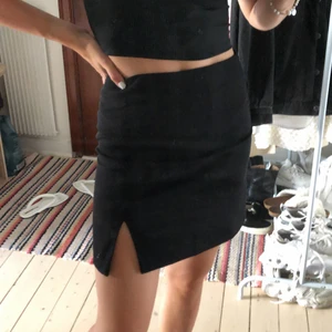 Kjol med slits  - Super najs kjol från nakd, i fint skick! Storlek 34 ☺️