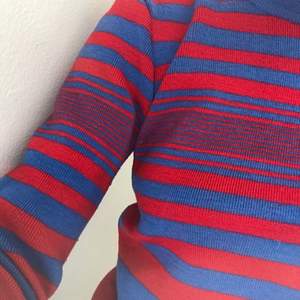 70-tals tröja med röda och blå ränder, superfint skick! Lappen saknas men skulle påstå att det är en XS 