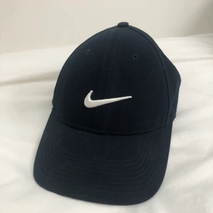 Nike keps - Säljer min snygga mörkblå nikekeps. Kan mötas upp i Sthlm, annars står köparen för frakten 💜💕