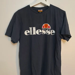 Ellesse T-shirt  - Marinblå T-shirt från Ellesse i storlek 38💙 30kr+frakt 