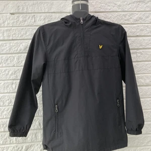 Lyle & Scott vindjacka - Vindjacka stl. 13-13 år.  Köpt här på Plick men är tyvärr för liten. Aldrig använd enl. förra säljaren. 