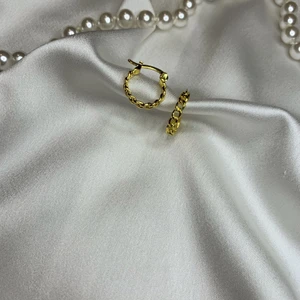Örhängen  - Guld örhängen i kedjor 19kr + 12kr i frakt 