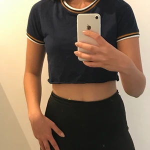 Topp från forever 21 - Blå topp med vit och gul detaljer. Från forever 21 i storlek S. Köparen står för frakt.