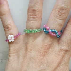 Ring - 🌈 Egengjorda olika sorters ringar. Titta på alla bilder för inspo. Bestäm modell, färg, material på tråd och storlek i cm. Simpel ring 5kr, 1 blomma 7kr, helt med blommor 15 kr, ring med mönster 15kr🌈 Frakt 12kr