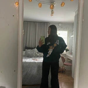 Jeans! - Säljer dessa svarta vida jeans från Tiger of Sweden. Köpta för 699, säljer för 200+frakt. Klippt av de lite i längden. Jag är 163 och passar perfekt💕😋