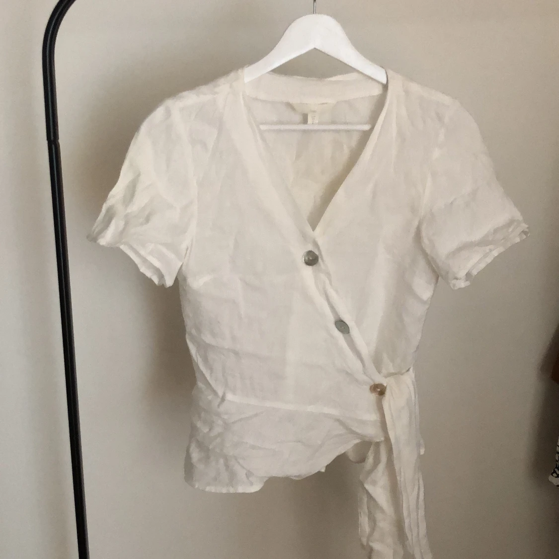 Blus med volangdetalj