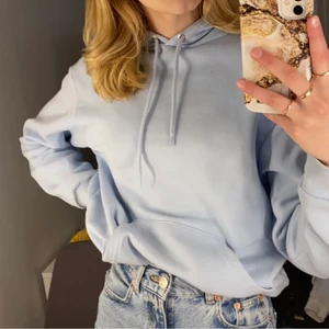 Blå hoodie monki - Säljer denna gosiga hoodien ifrån monki. Jätte fin och väldigt overzise.  Den är slutsåld på monkis hemsida. Den är i xs men passar som en s. Bild 1 är lånad. ☺️