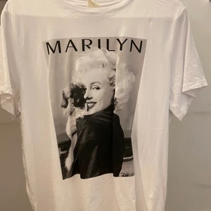 T-shirt  - T-shirt från hm i strl L