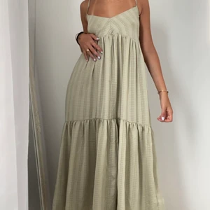 H&m klänning  - Så fin sen sommar klänning från H&M som passar allt mellan xxs-m. Köparen står för frakten!💗