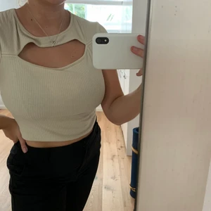 Beige t-shirt - Beige t-shirt från Gina Tricot som inte används längre. Storlek M men den är stretchiga och passar M och uppåt. Inga defekter.