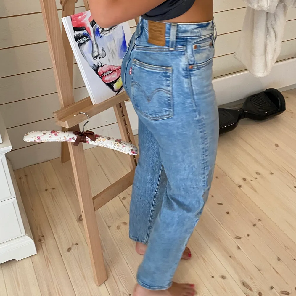 Säljer ett par såå fina levis jeans som jag nästan aldrig använt! De är 501, ribcage straight och de sitter perfekt på mig som är 161 cm lång. Skriv för fler bilder eller om du har frågor, buda i kommentarerna!💙. Jeans & Byxor.