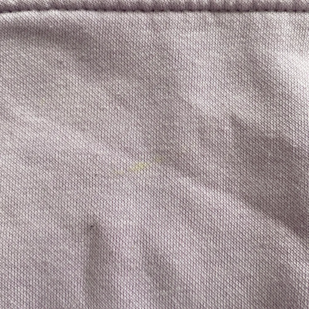 Lila hoodie i använt skick. På fickpartiet finns det en liten gul fläck men inget som syns på långt håll.. Hoodies.