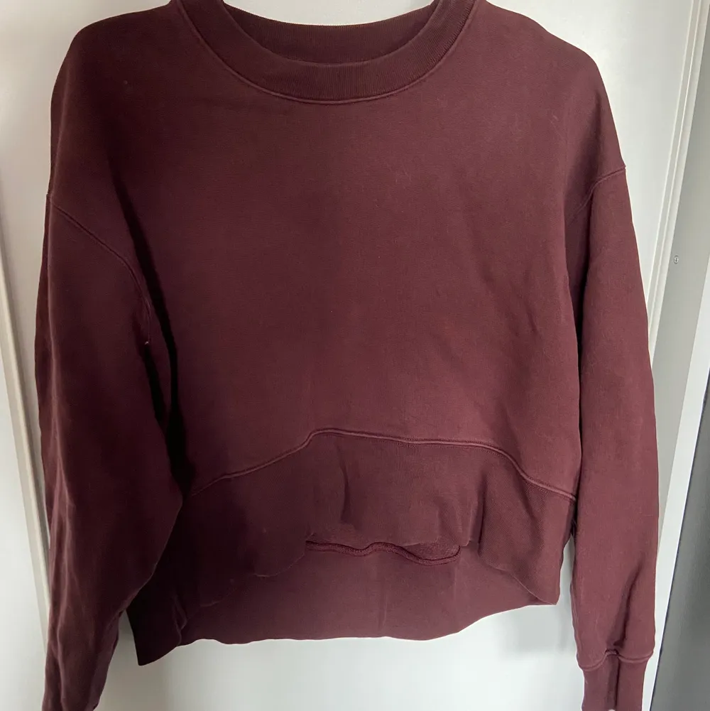 Röd/brun sweatshirt från zara, 100+frakt, använd väldigt fåtal gånger. Tröjor & Koftor.