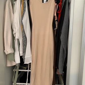 Klänning - Klänning köpt från prettylittlething helt oanvänd i storlek 32. Beige i färgen ⭐️