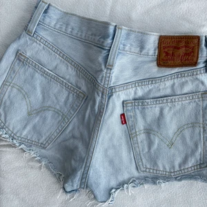 LEVI’S SHORTS - Blåa Levis shorts. Passar XS!
