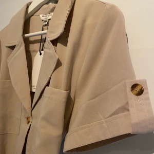 Skjortklänning - Superfin, enkel men ändå snygg klänning som aldrig kommit till användning ⚡️ etiketten sitter kvar! Passar sommar som vinter! Kan skicka bilder på hur den sitter om så önskas💗