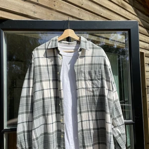 VINTAGE SKJORTA - Tja, säljer en vintage skjorta som aldrig är använd. Storlek L enligt tag men passar även M. Tshirten under ingår inte! För fler frågor kom pm. Mvh, Max.