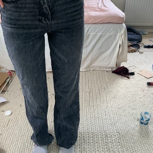 Zara jeans - Säljer mina populära zara full length jeans som inte längre finns att köpa då jag inte längre använder dem, jättesnygg passform och perfekt i längden, för mer info hör av dig , köpare betalar frakt💗📦