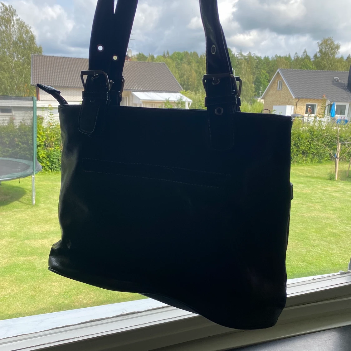 Svart handväska från h&b  - 91