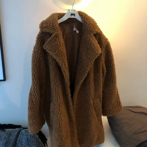 Teddyjacka medellång modell - Superfin knappt använd teddyjacka köpt från Indiska, storlek S, den är oversized! 