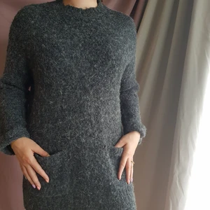 Mysig och snyggt stickad klänning - Fint stickad klänning som håller dig varm och snygg!