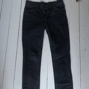 GråJeans - Skit coola grå högmidjade jeans från cheapmonday. Knappt använda då de inte passat mig riktigt🪐⚡️ det står inte storleken i dem men jag har storlek 36/38. 