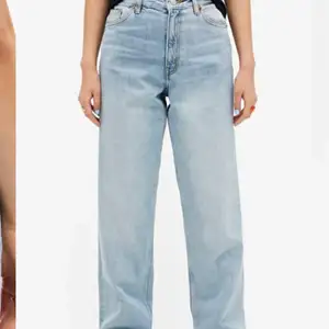 Populära jeans från Monki, modellen Taiki Straight Leg. Storleken är W25, så passar XS-S. Har tyvärr blivit för små för mig så finns inga bilder på. Men dom är långa i benen på mig som är 167 cm, samt högmidjade. Nypris är 400 kr, säljer mina för 300 kr. Kan antingen mötas upp i Stockholm eller frakta🌿