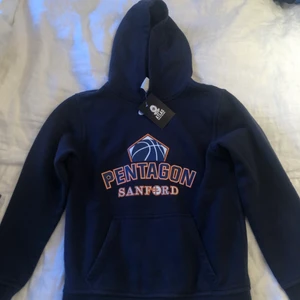 Nike hoodie  - Aldrig använd pga för liten. Storlek S. Köparen står för frakten (66 kr) 