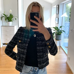 Boucléjacka / Kavaj - Superfin boucléjacka / kavaj med rund halsringning i gott skick. Hade gärna behållit den men tyvärr har den blivit för tight i ärmarna för mig. Köparen står för frakt✨