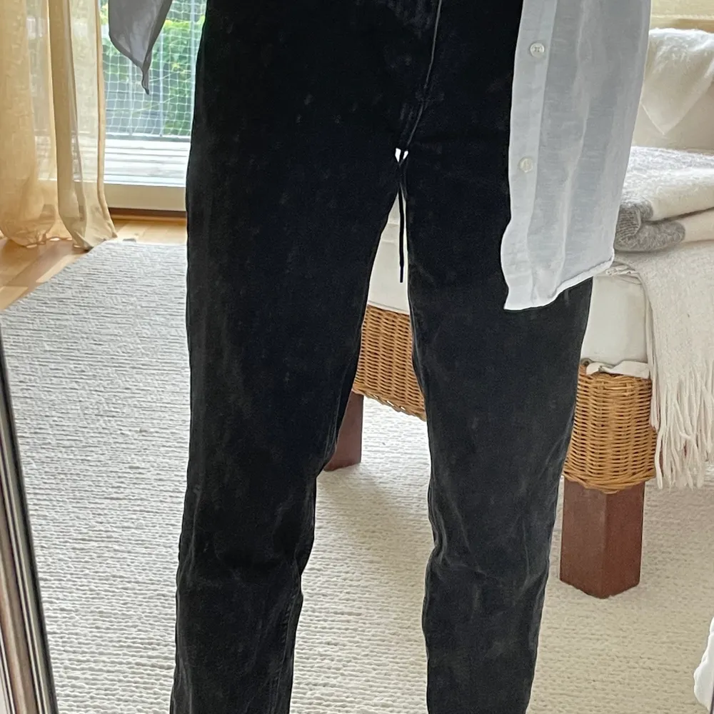skitsnygga mom jeans från zara i strl 34. köpte för ett tag sen men de är sparsamt använda :) . Jeans & Byxor.