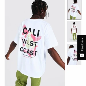 Graphic t-shirt - En vit graphic t-shirt med rosa tryck. Aldrig andvänd, fick hem den idag men passade inte så som jag önskade så den är i nyskick. Om du vill ha fler bilder eller undrar något mer skicka privat. Om fler är intresserade blir det bud💕