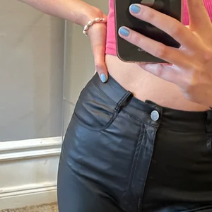 Skinnbyxor - Byxor med läderimitation från NA-KD. Superfina men lite stora i midjan för mig💜