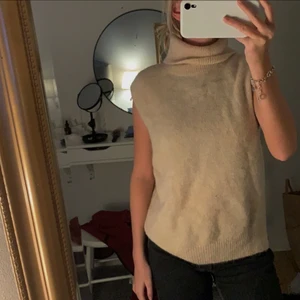 Beige stickad väst  - Säljer denna stickade västen ifrån bikbok pågrund av att den sällan används! Storlek xs/s! Aldrig använd därför bra skick!