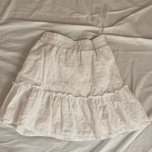 Vit kjol - Säljer denna jättefina volangkjol från newyorker då jag har en liknande och denna inte kommer till användning längre🥰❤️