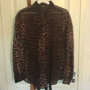 Topp - Tunn topp med puffig ärm! 