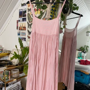 Randig Maxi klänning - Randig maxi klänning från Urban Outfitters. Lång och luftig, köpt 2017, går inte att få tag på längre, använd få gånger. Perfekt skick. Med fickor 