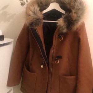 Zara jacka - Superfin jacka/kappa från Zara. Endast använts ett fåtal ggr därav i jätte fint skick. 