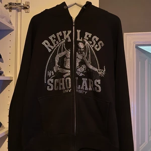 Reckless scholars zip up  - Hej! Tänkte sälja min reckless scholars hoodie som jag knappt använt. Den är i storlek M och i färgen svart. Kan skickas på köparen bekostnad.