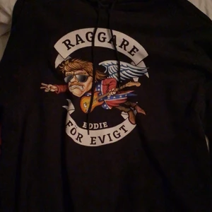 En ragggar tjocktröja - En raggar tjocktröjan storlek XL. Oanvänd. Bud 100 kr