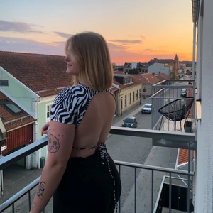 Zebra tshirt öppen rygg - Asfin! Men har bara använt en gång tyvärr, man kan knyta hur tight man vill i ryggen och materialet är jättemjukt och stretchigt så formar sig fint! 