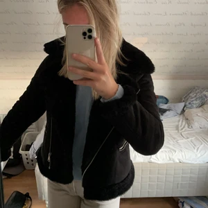 Pull and bear jacka - Säljer min fina populära vinter jacka från pull and bear. Jätte snygg och varm jacka som kommer vara perfekt till vintern. Den har ett jätte mysigt ludd inuti som håller värmen bra. Den är i strl M och jag skulle säga att den passar alla från XS-M beroende på hur man vill att den sitter. Nypris 799kr, säljer för 399kr plus frakt.