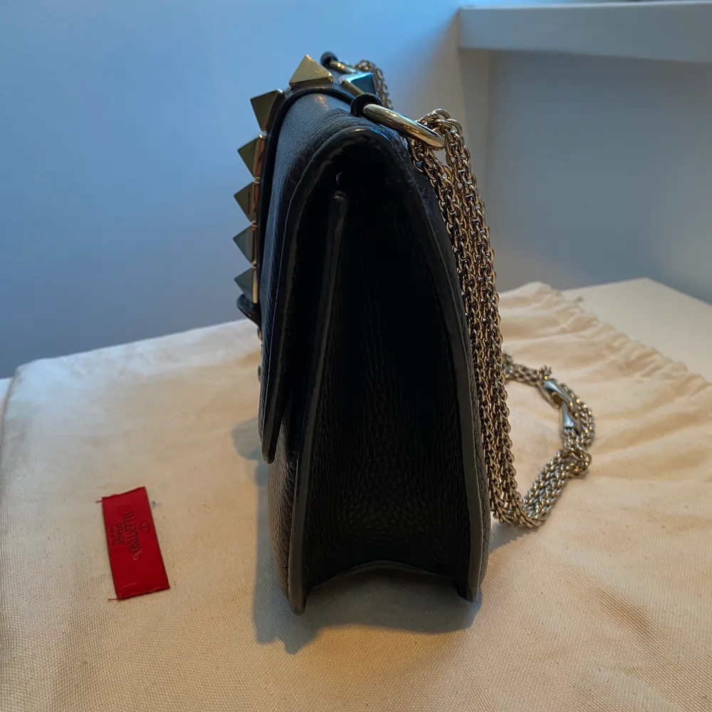 Valentino Rockstud väska i svart läder. Inköpt på Nathalie Schuterman 2016. Bra skick, mindre spår av användning i formen samt en liten repa (kan skicka bilder på detta, kunde inte lägga till fler bilder).. Väskor.