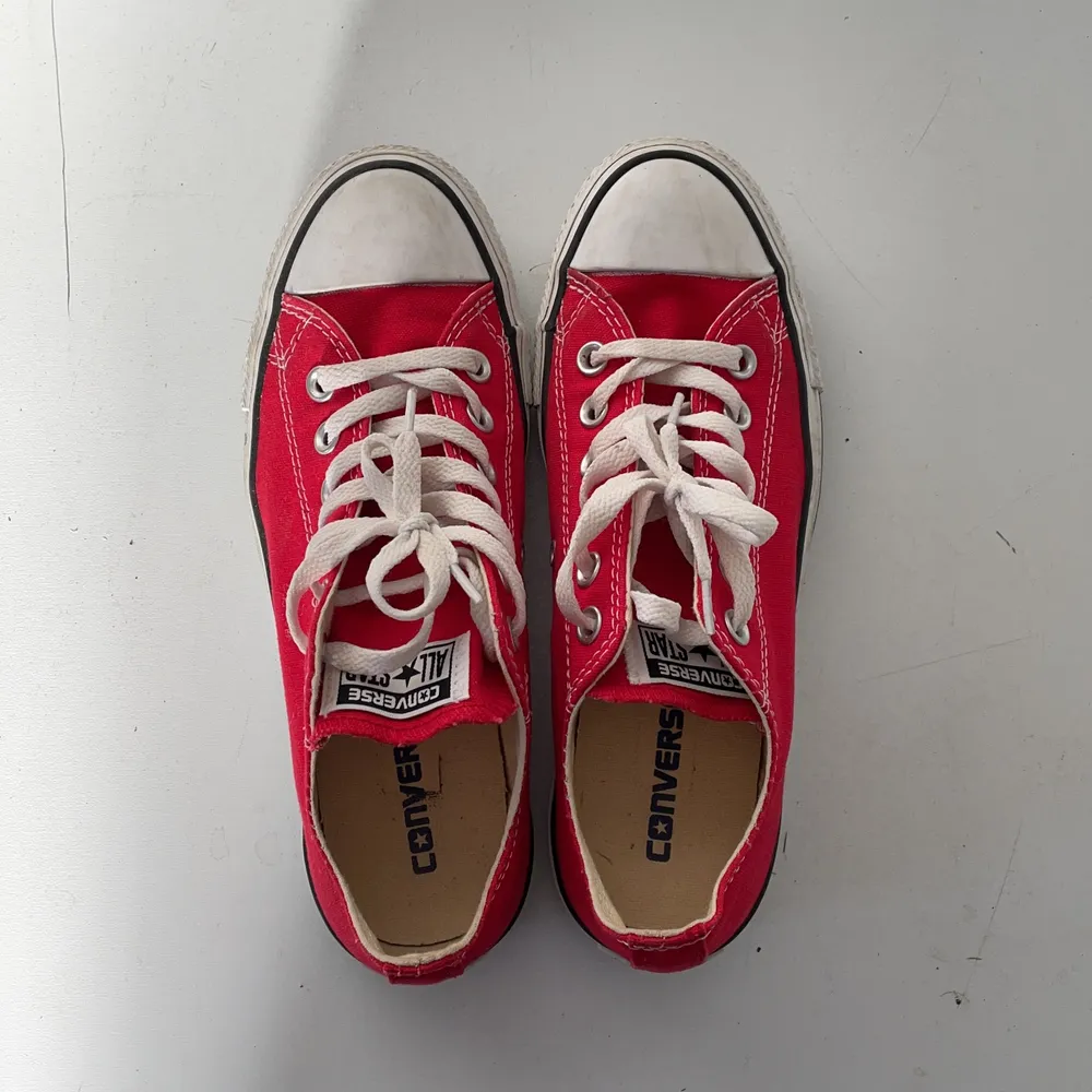 Jättesnygga nästan oanvända låga röda converse i storlek 38. Med en tvätt ser de nog helt nyköpta ut😊. Skor.