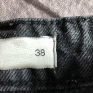 Svarta jeans från Gina tricot  - Ett par svarta jeans från Gina tricot passar mig bra på längden jag är 155