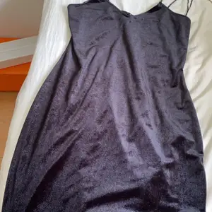Super snygg sammetsklänning från Bikbok i strl M. Nypris 499kr 💗