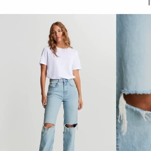 Jeans  - Ett par trendiga blåa jeans från Gina!! Bra kvalite ich ser knappt använda ut❤️. Jag är 163 och dem passar på mig! Buda här under!