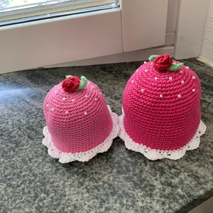 Virkad små tårtor - Dessa små söta bakverk har jag virkat själv.  Den ljusros är ca 5 cm hög och den mörkrosa är ca 7 cm hög.   Garnet är av bomull.  Med vita glaspärlor  Jag tar 70 kr styck, annars 150 för båda.  Köparen står för frakten