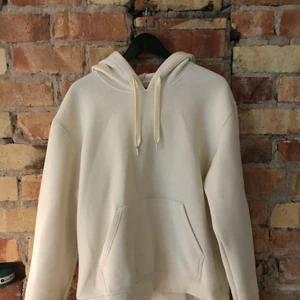 Grädd vit hoodie! St: L - Gräddvit hoodie, st:L. 