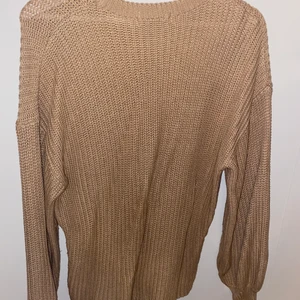 NA-KD tröja - En brun stickad tröja från NAKD, perfekt tröja till hösten när det är kallt och den är enkel att matcha med ett par jeans. Säljer pga att jag har för många tröjor och den ej kommer till användning.🤎🤎