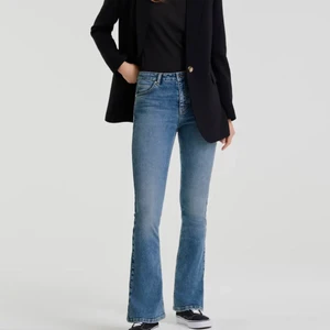 Bootcut jeans - Extremt bekväma jeans, vet inte exakt om de är exakt de jeansen på bild 1 men det är för att visa hur det sitter. Köptes på plick men bara använda en gång av mig